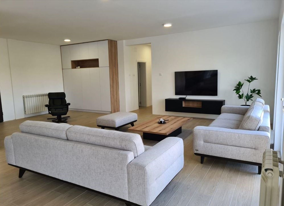 DEDINJE  ekskluzivan četvorosoban stan u brezidencijalnom delu 2