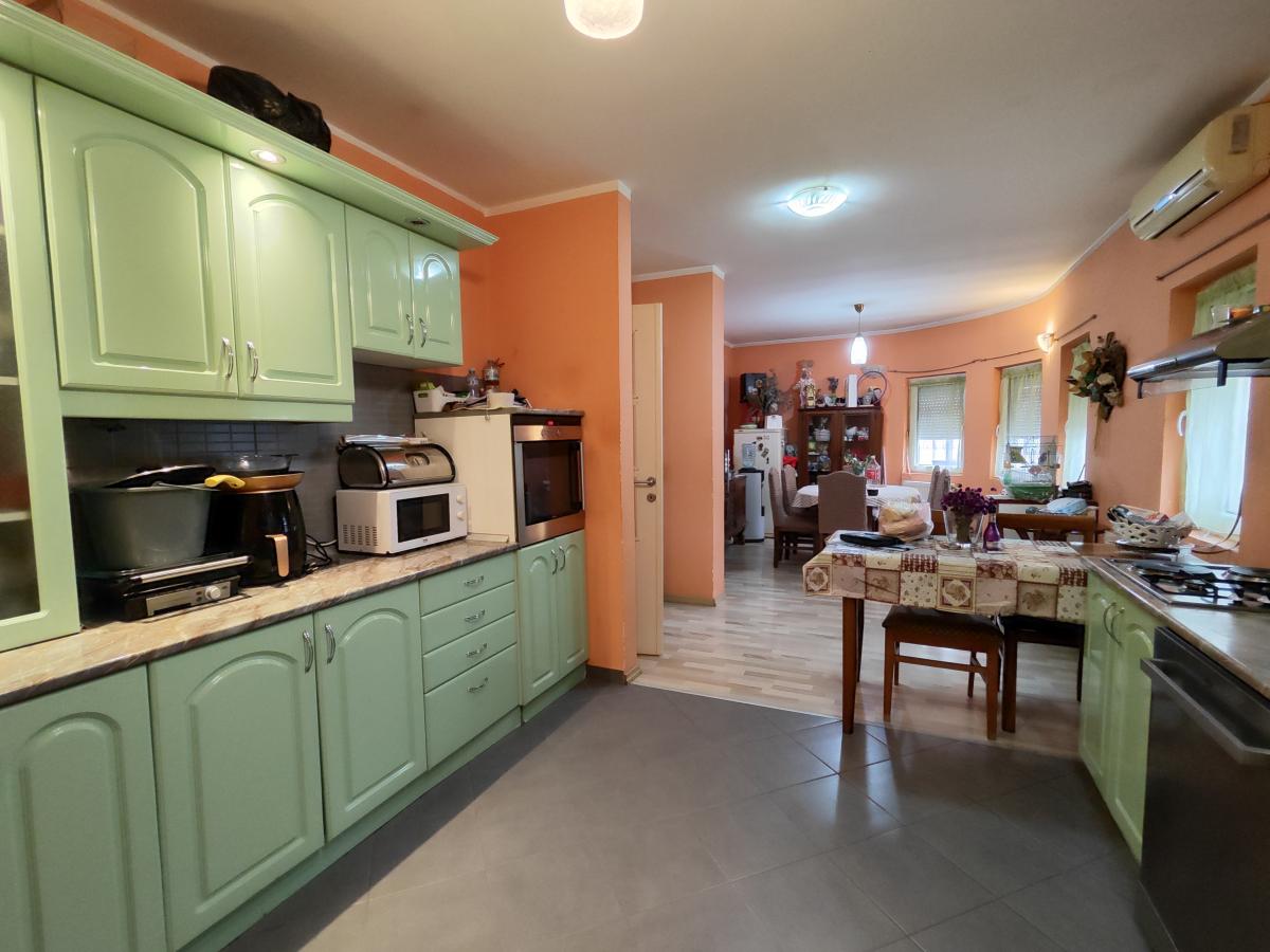 Porodična kuća kod Akva parka 15