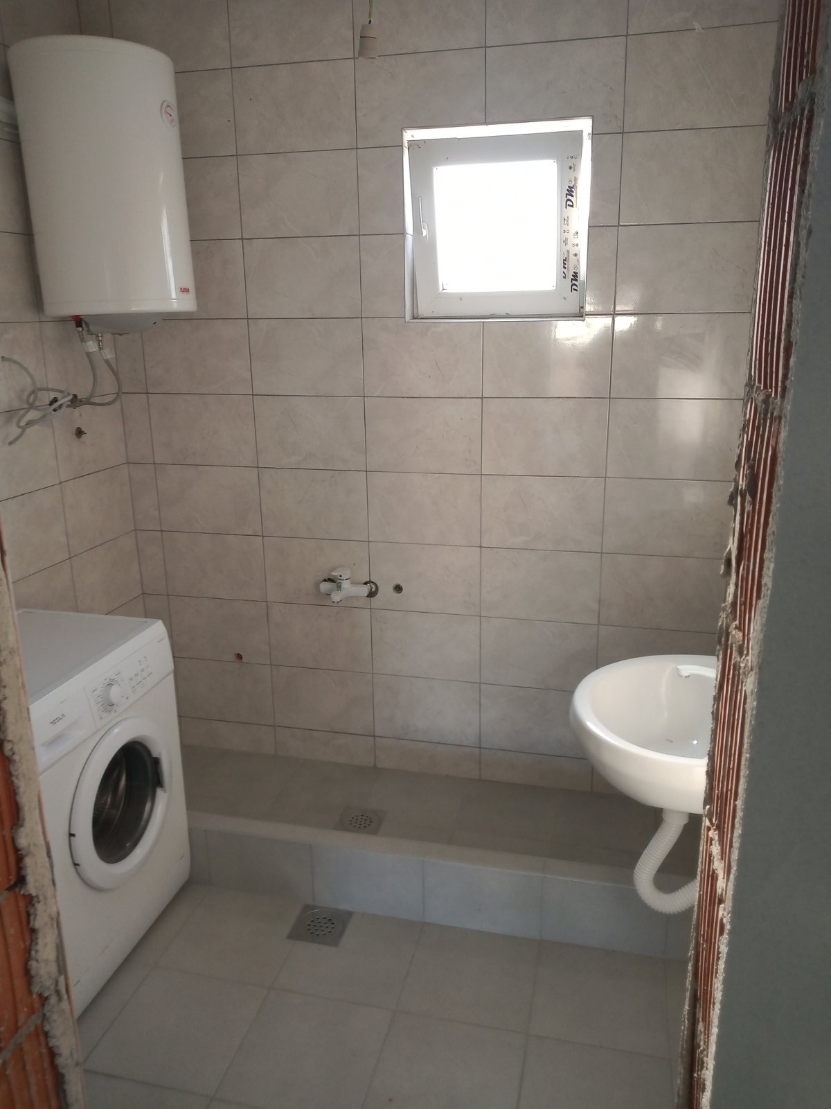 Prodajem kucu Surcin Petrovcic 4