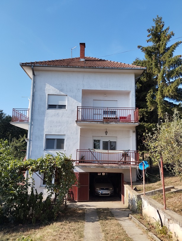 Tresnja kuca 200m2 20ari uknjizeno vlasnik 1 1 1