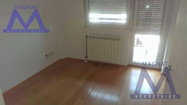Stan,NOVI SAD,BULEVAR,kv: 130, € 900, ID: 9100839 7