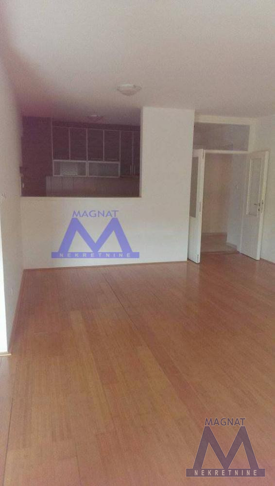 Stan,NOVI SAD,BULEVAR,kv: 130, € 900, ID: 9100839 3