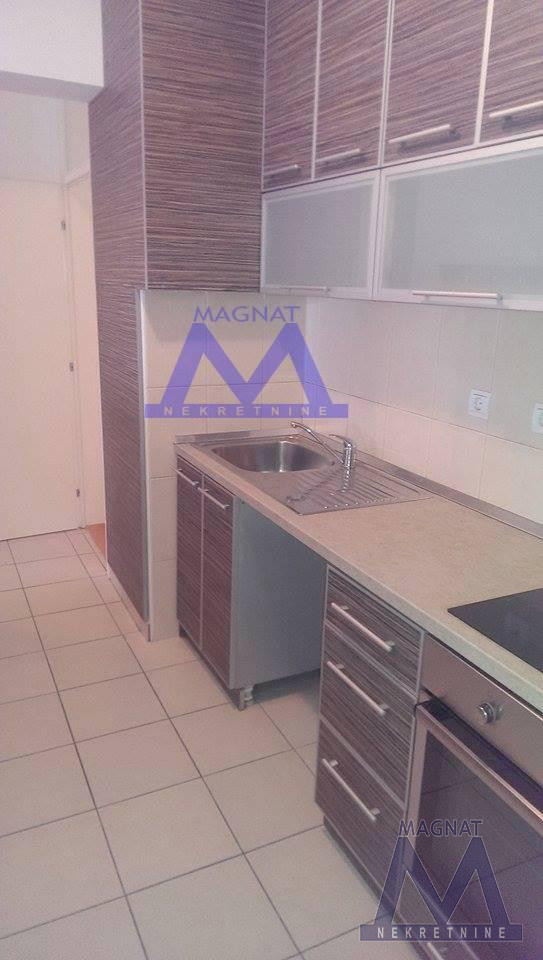 Stan,NOVI SAD,BULEVAR,kv: 130, € 900, ID: 9100839 4
