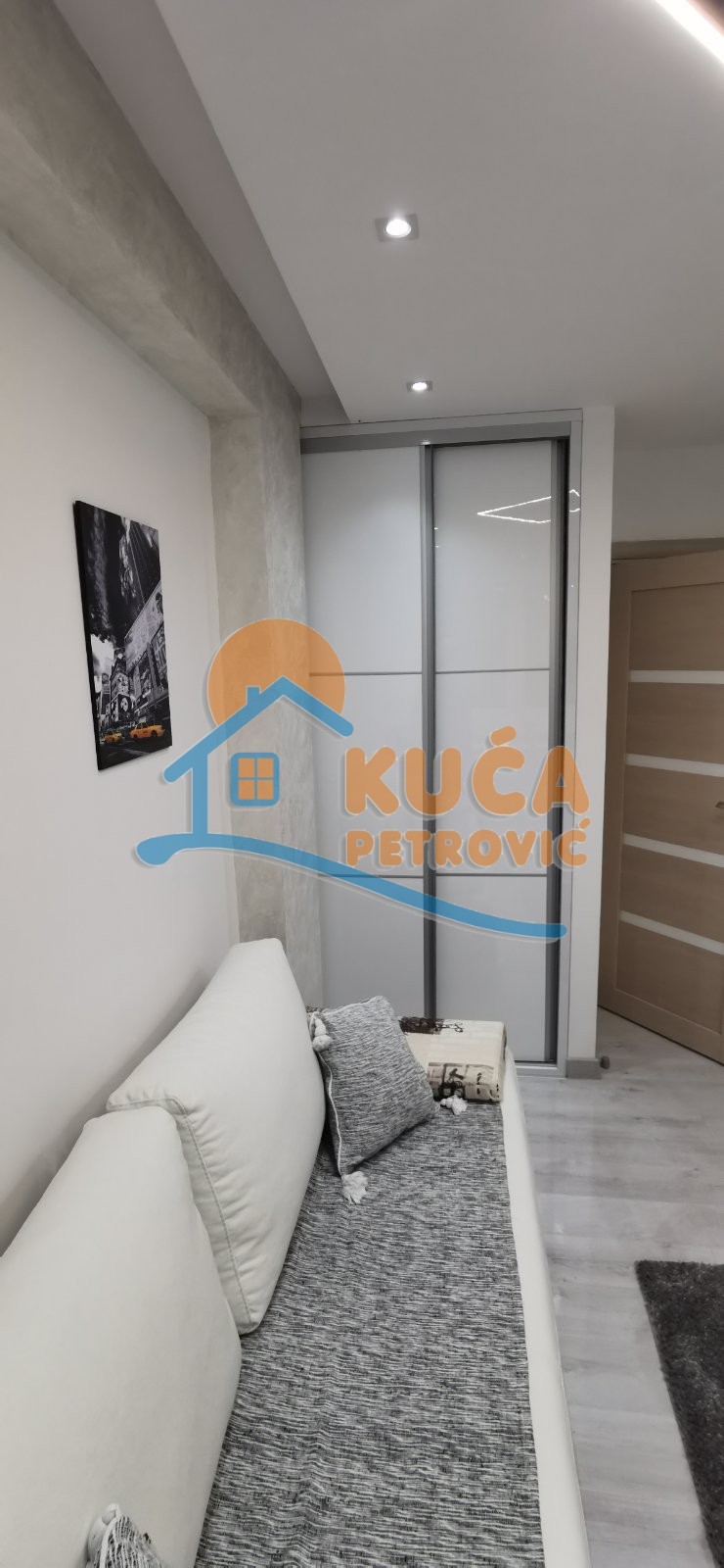 Trosoban stan, 85 m2, Centar, Strahinjića Bana ID: i-09833 14