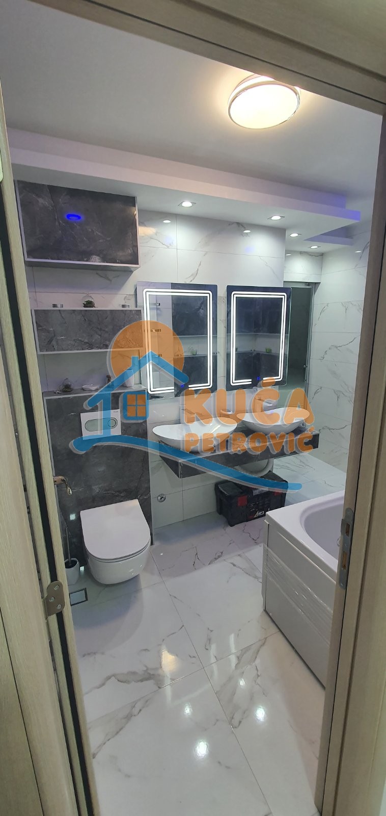 Trosoban stan, 85 m2, Centar, Strahinjića Bana ID: i-09833 17