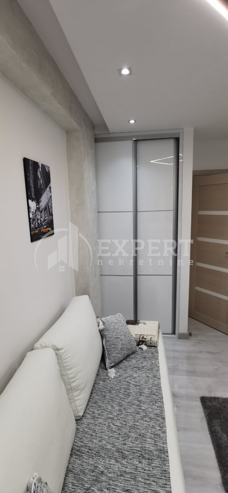 Trosoban stan, 85 m2, Centar, Strahinjića Bana ID: i-09833 14
