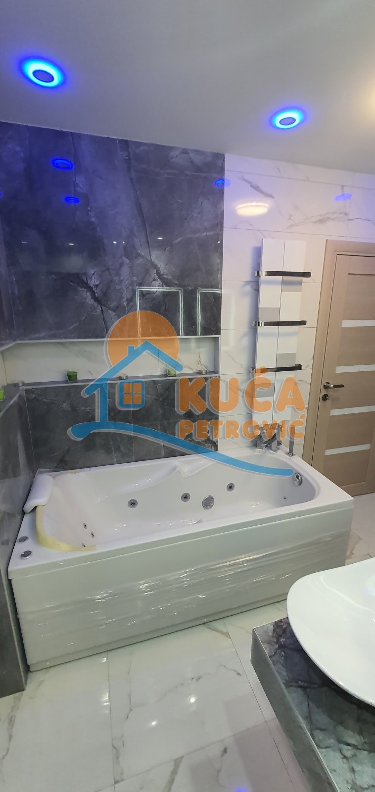 Trosoban stan, 85 m2, Centar, Strahinjića Bana ID: i-09833 19