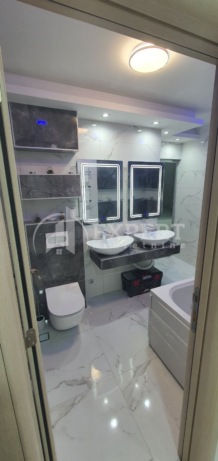 Trosoban stan, 85 m2, Centar, Strahinjića Bana ID: i-09833 17