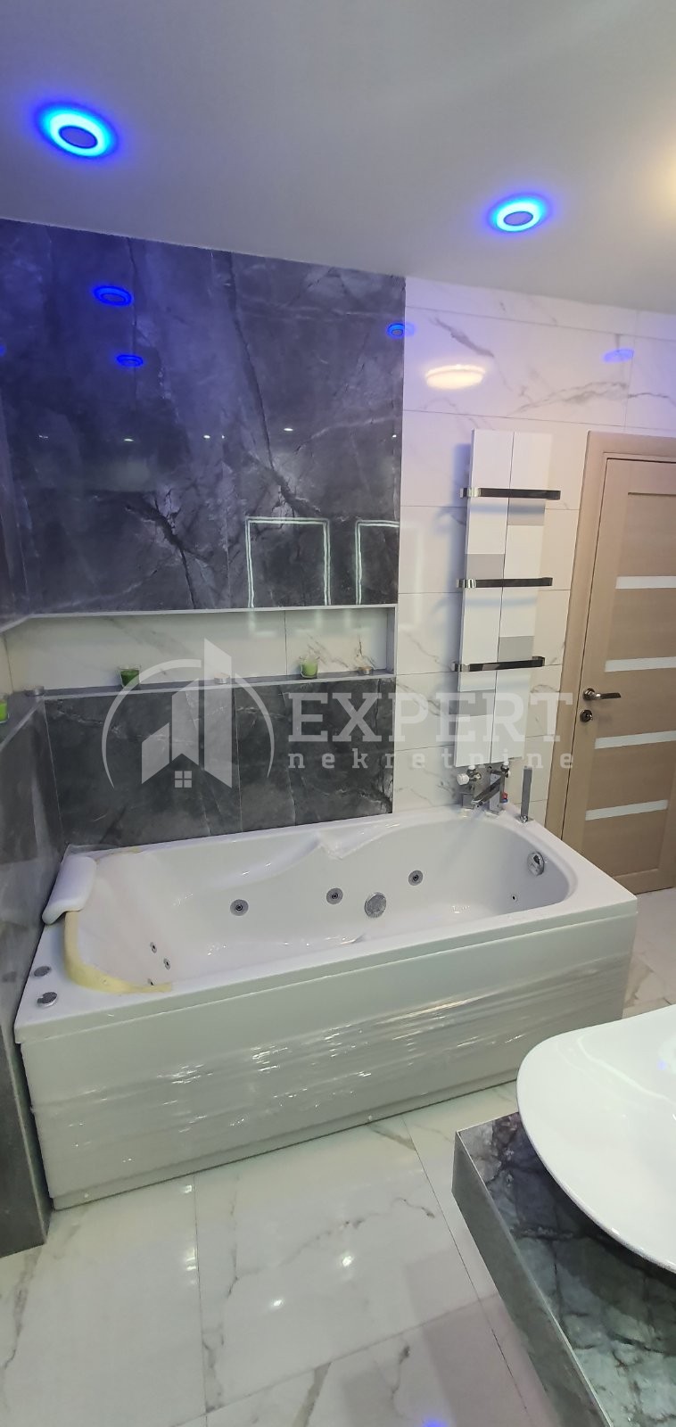 Trosoban stan, 85 m2, Centar, Strahinjića Bana ID: i-09833 19