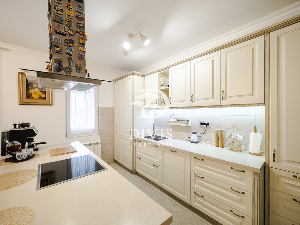 Prodajemo luksuznu kuću   500m2  na Voždovcu  Jajinci 2