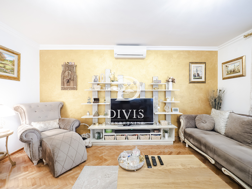 Prodajemo luksuznu kuću   500m2  na Voždovcu  Jajinci 1