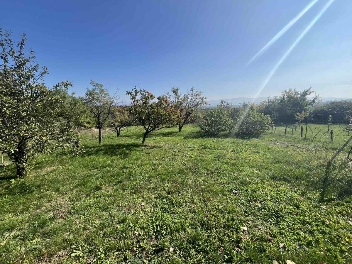 Vikendica sa prelepim pogledom okružena zelenilom. 10