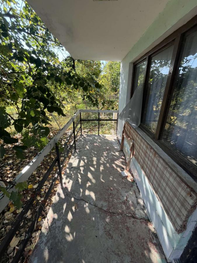 Vikendica sa prelepim pogledom okružena zelenilom. 12