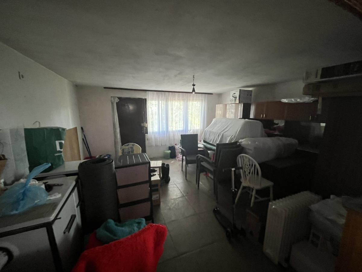 Vikendica sa prelepim pogledom okružena zelenilom. 13