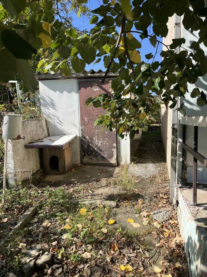 Vikendica sa prelepim pogledom okružena zelenilom. 8