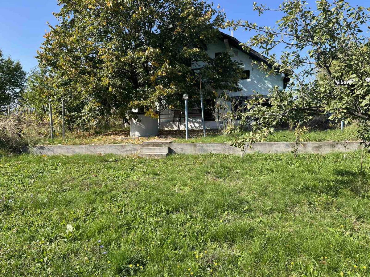 Vikendica sa prelepim pogledom okružena zelenilom. 2