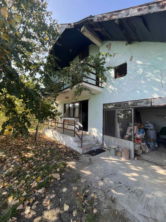 Vikendica sa prelepim pogledom okružena zelenilom. 3