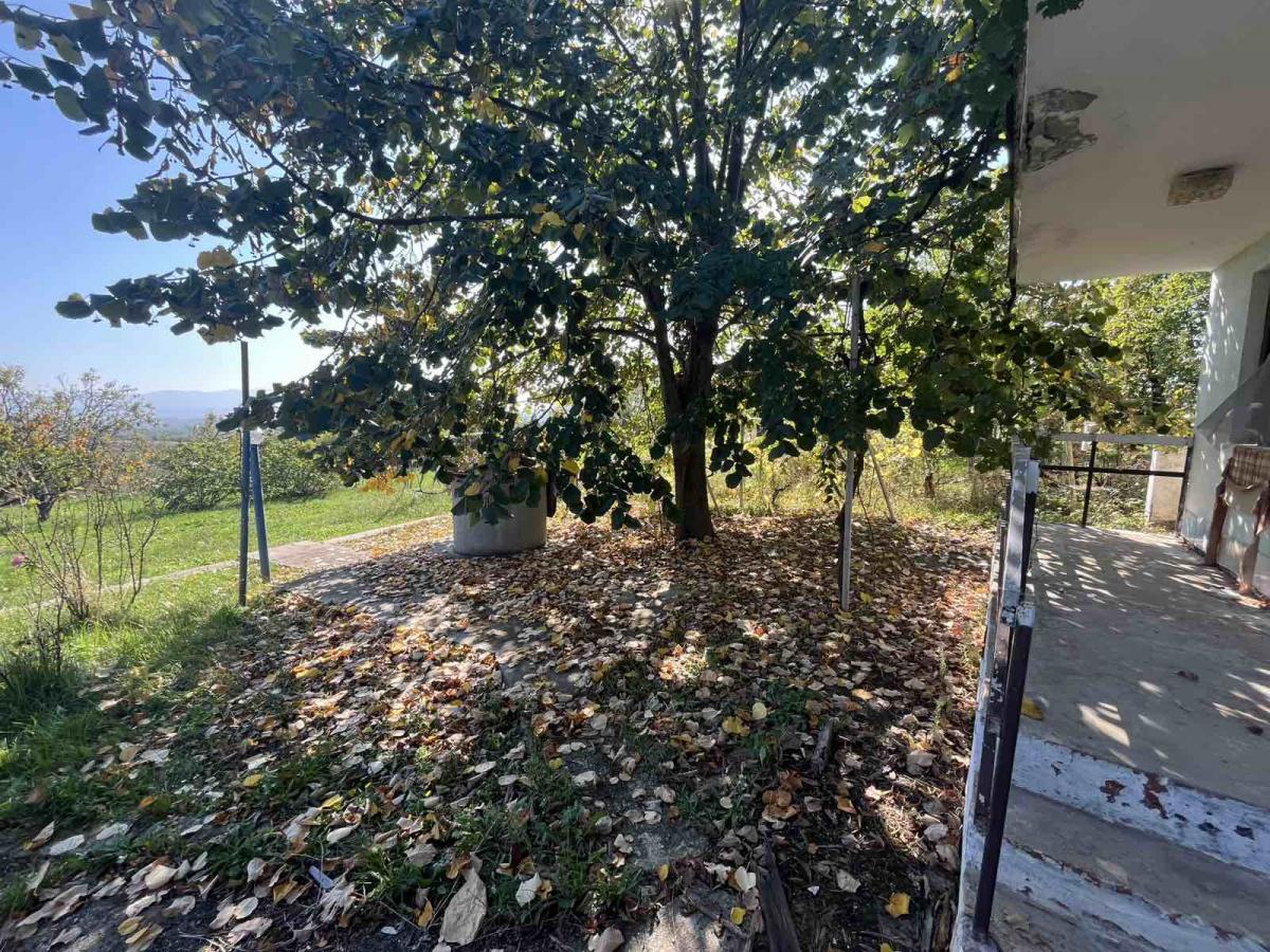 Vikendica sa prelepim pogledom okružena zelenilom. 4