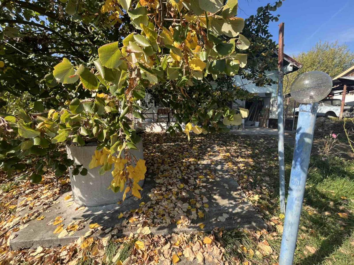 Vikendica sa prelepim pogledom okružena zelenilom. 5