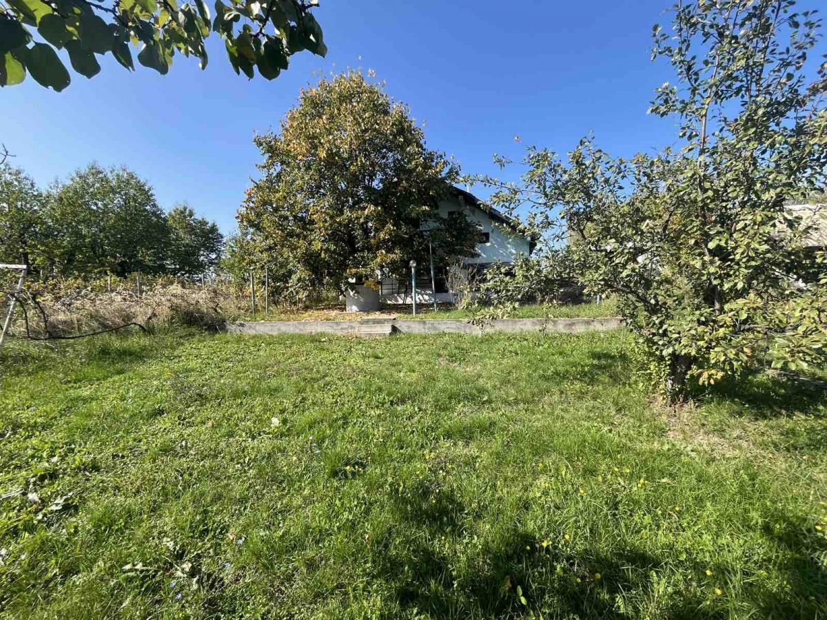 Vikendica sa prelepim pogledom okružena zelenilom. 6