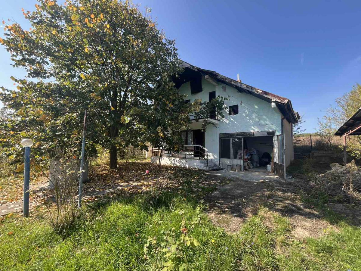 Vikendica sa prelepim pogledom okružena zelenilom. 1