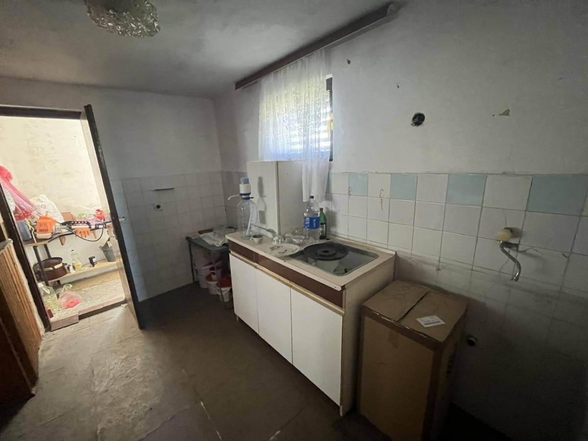 Vikendica sa prelepim pogledom okružena zelenilom. 14