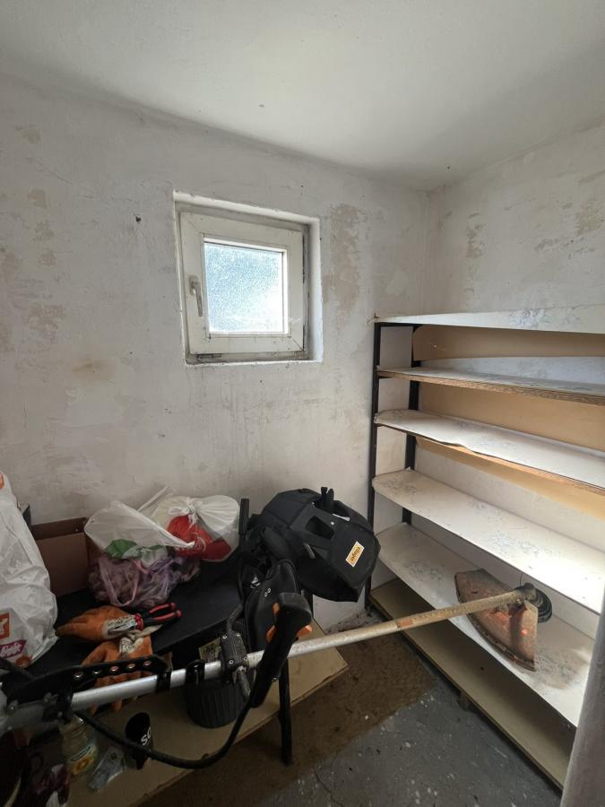 Vikendica sa prelepim pogledom okružena zelenilom. 15