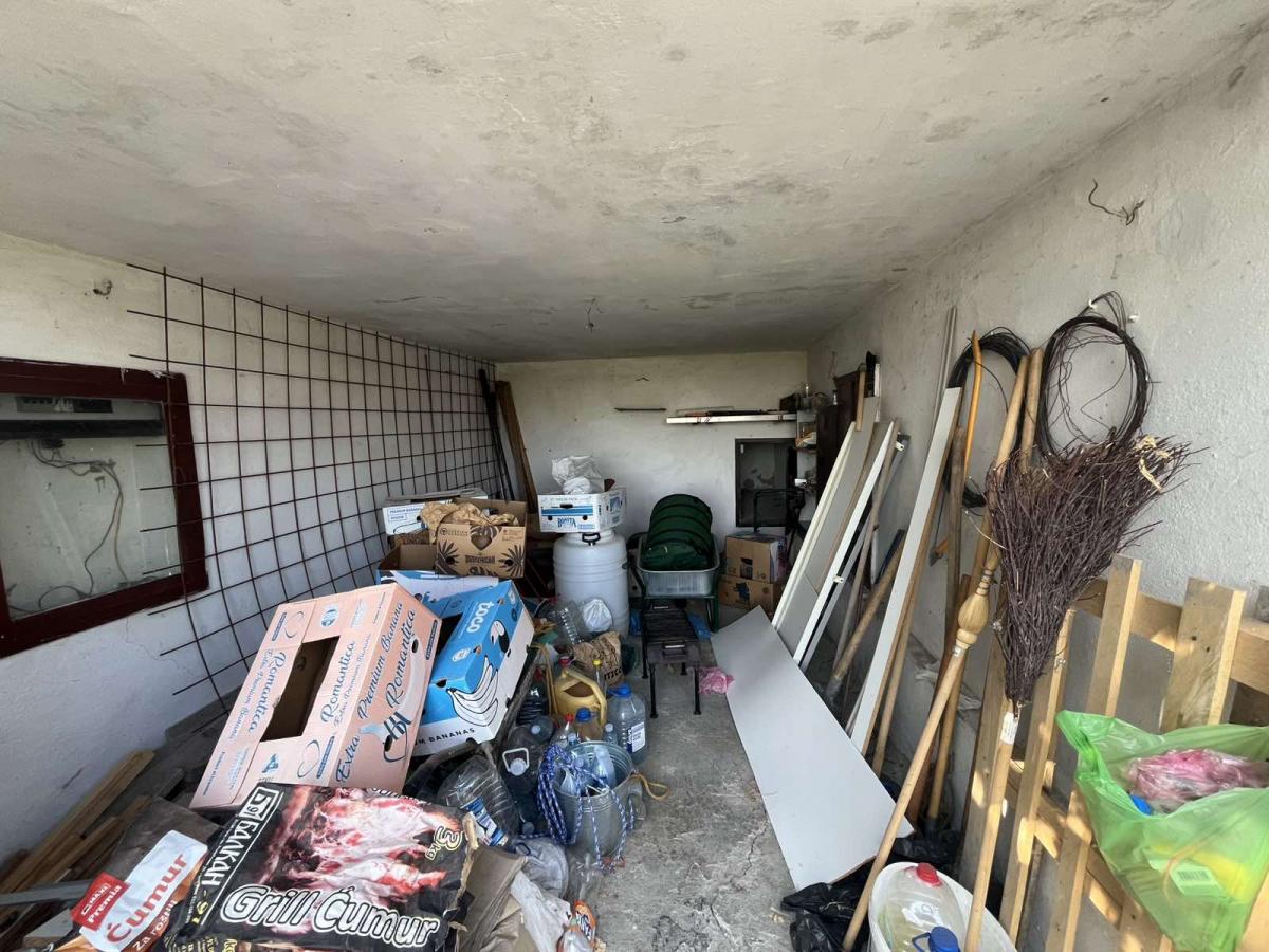 Vikendica sa prelepim pogledom okružena zelenilom. 16