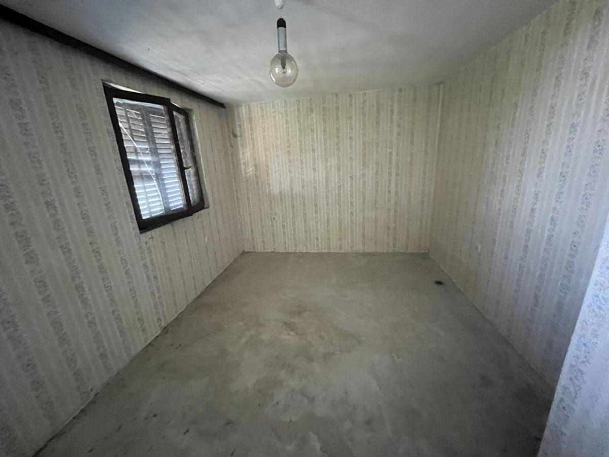 Vikendica sa prelepim pogledom okružena zelenilom. 18