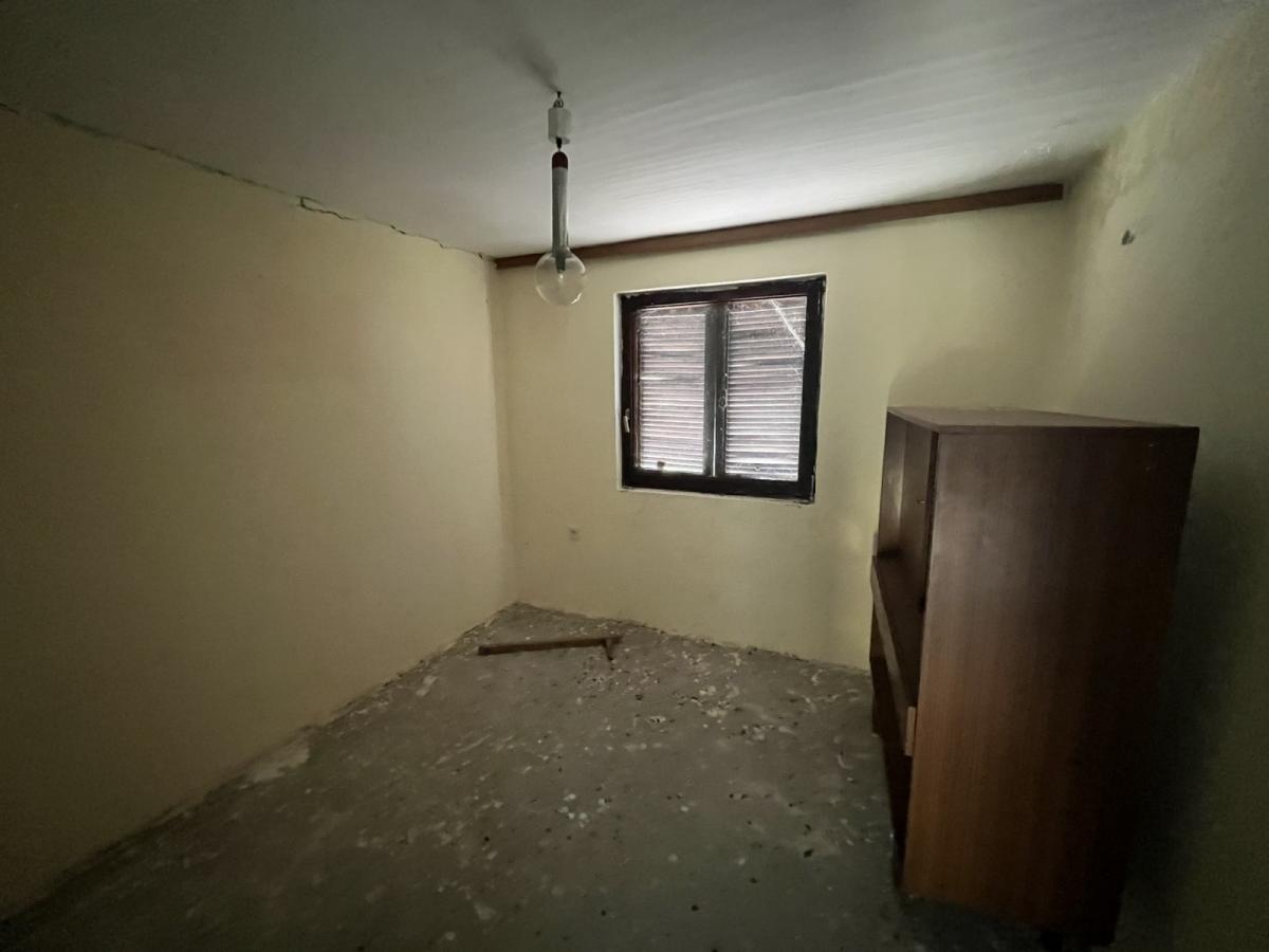 Vikendica sa prelepim pogledom okružena zelenilom. 19