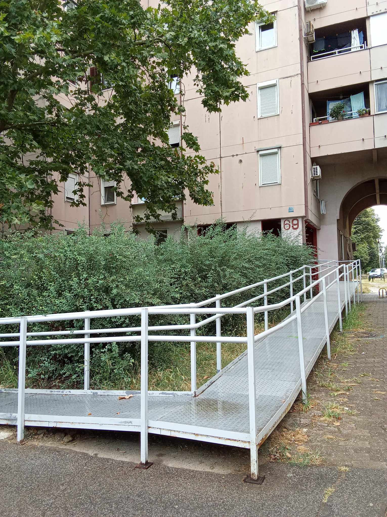 Flat terrace parking Belgrade Sell tenanted flat Čelebonovića Bežanijska kosa Novi Beograd Expo 2027 Surcin real estate invest Nekretnine rampa park terrace glass winter house property investment buy to let Serbia vlasnik direkt n 1