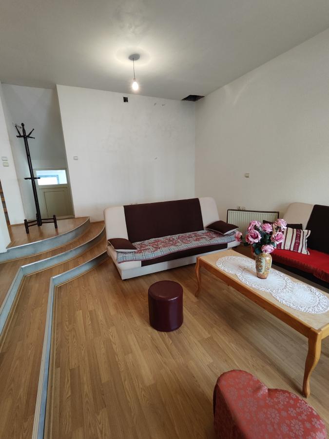 Kuća  od 450m2 na atraktivnoj lokaciji u gradu 25