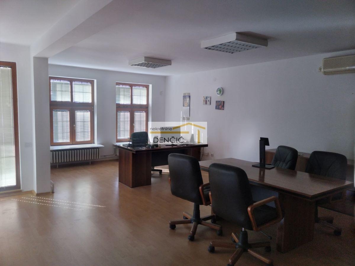 Poslovna zgrada  345 m2  Novi Banovci  zakup 1