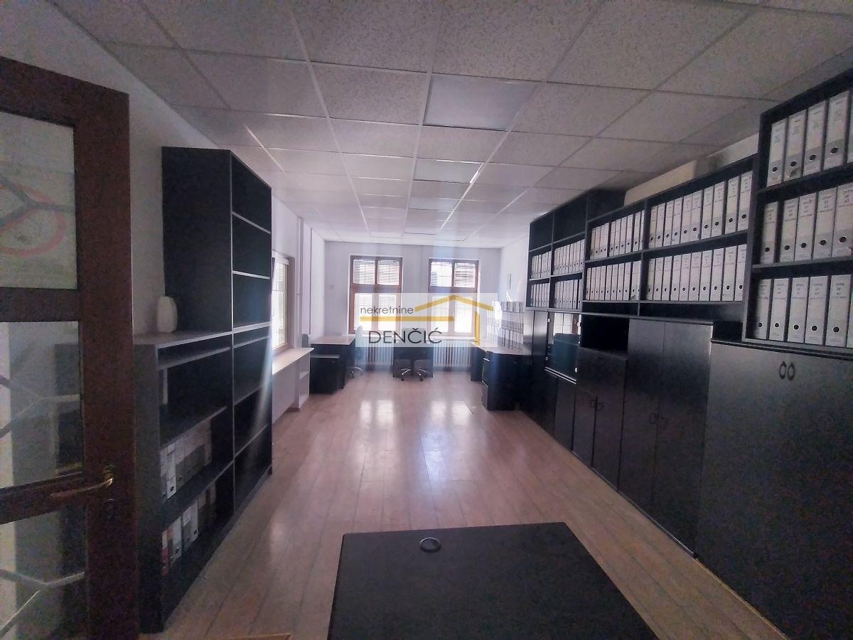 Poslovna zgrada  345 m2  Novi Banovci  zakup 3