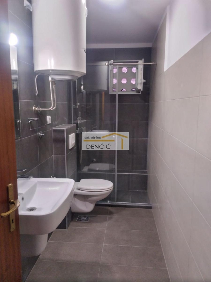 Poslovna zgrada  345 m2  Novi Banovci  zakup 5