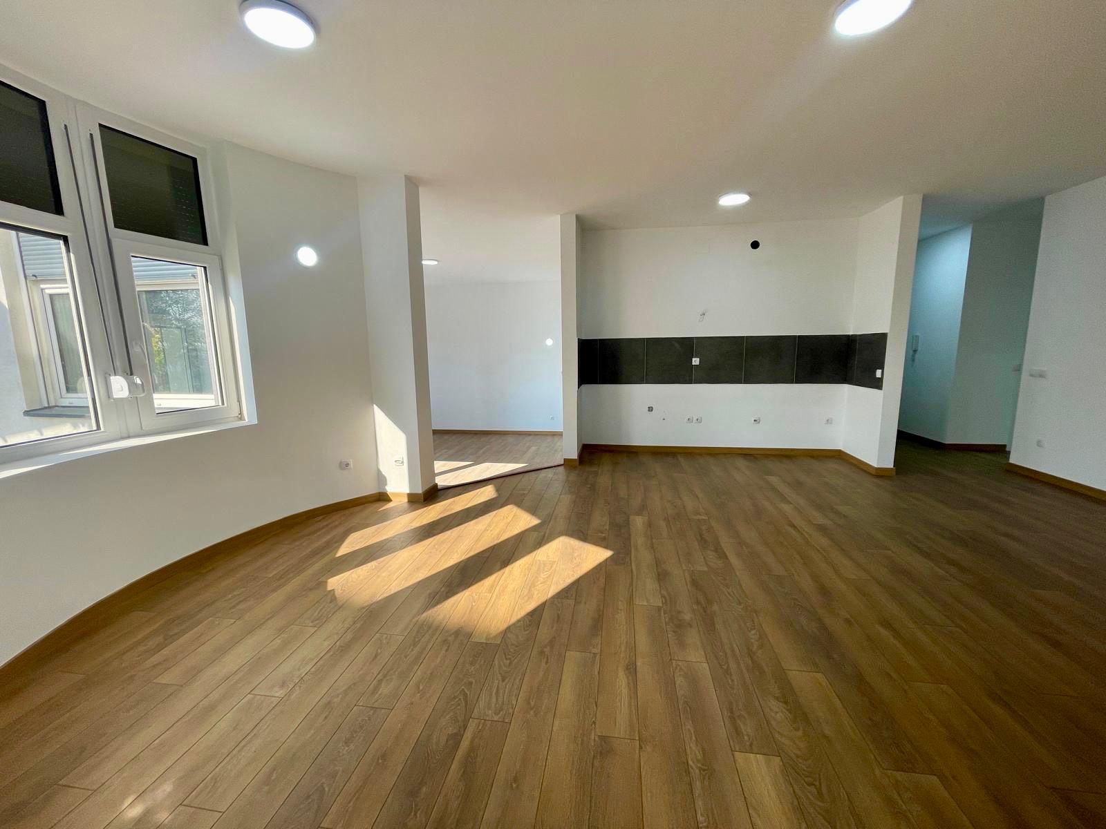 U mirnom okruženju prostran stan sa prelepom terasom 2