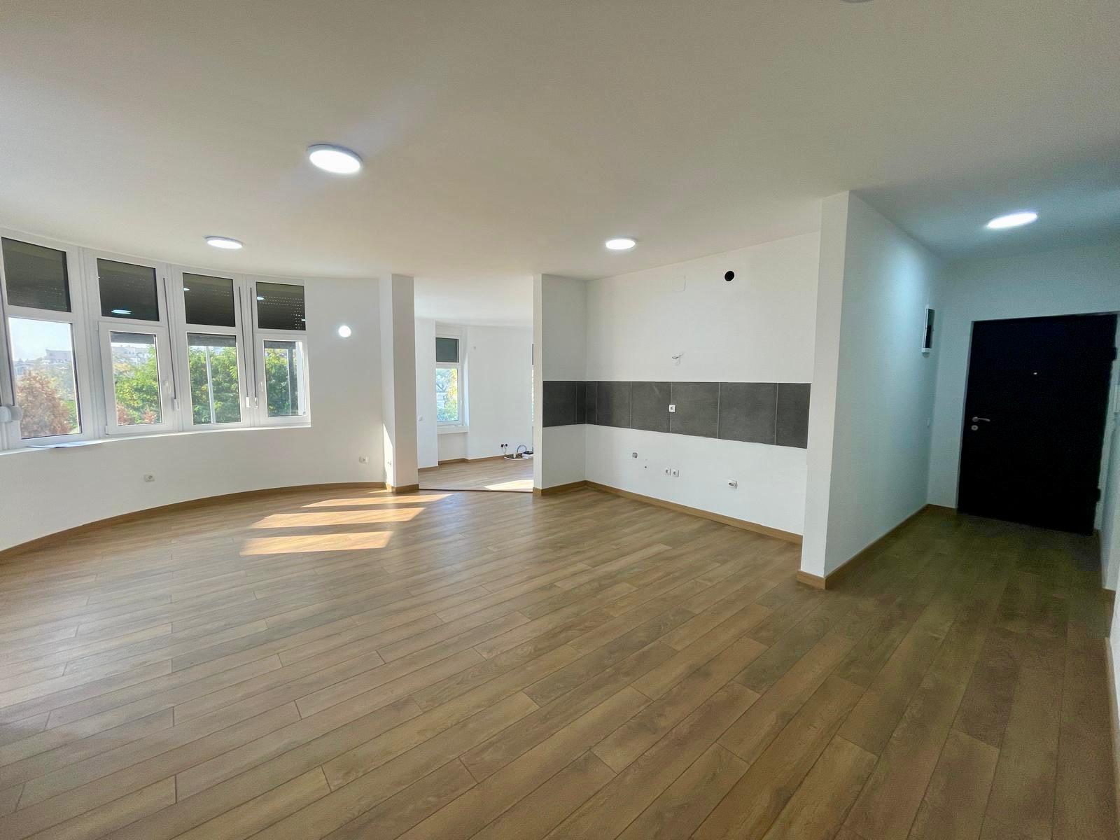 U mirnom okruženju prostran stan sa prelepom terasom 1