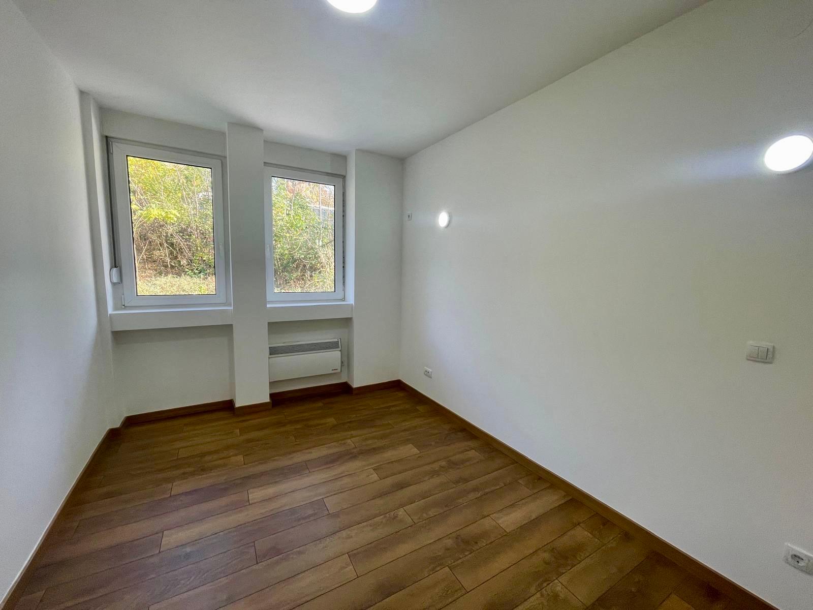 U mirnom okruženju prostran stan sa prelepom terasom 6