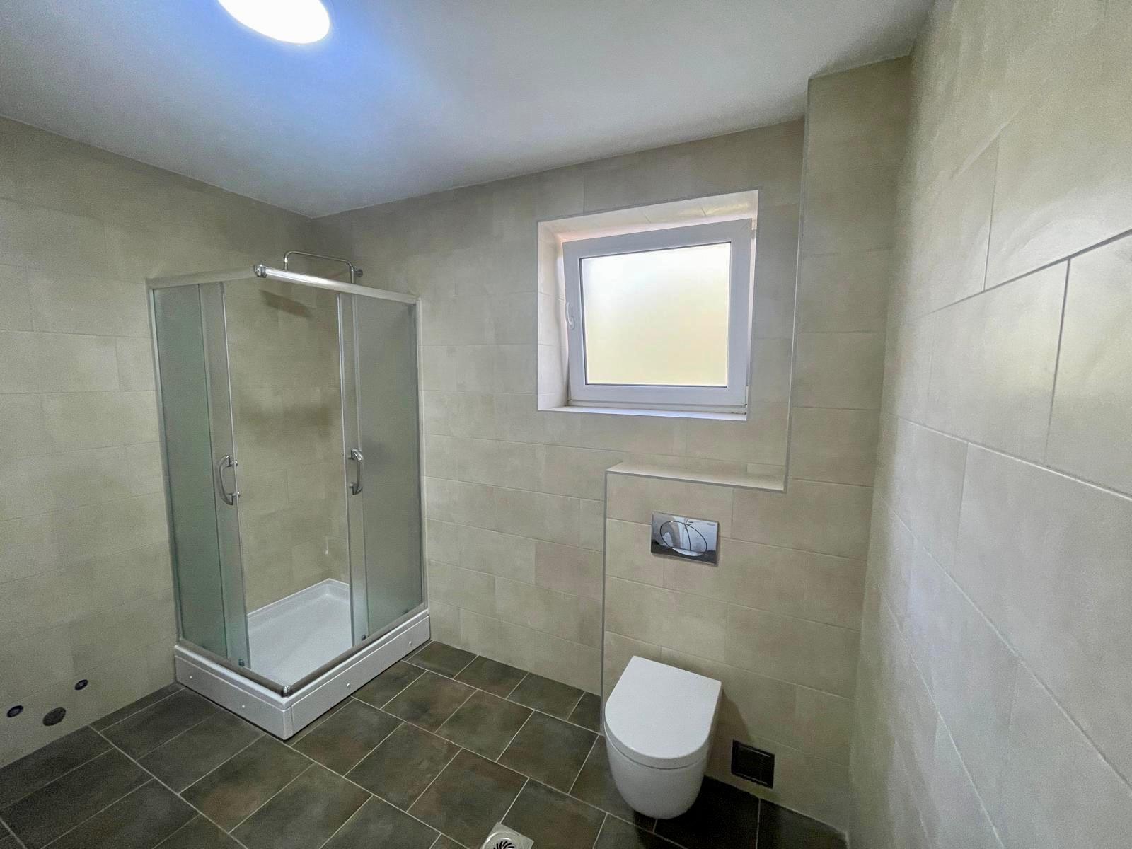 U mirnom okruženju prostran stan sa prelepom terasom 8