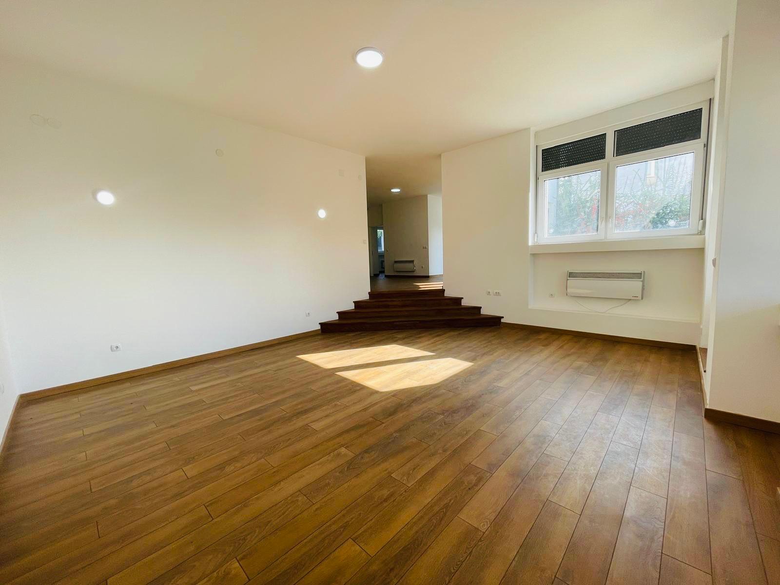 U mirnom okruženju prostran stan sa prelepom terasom 3