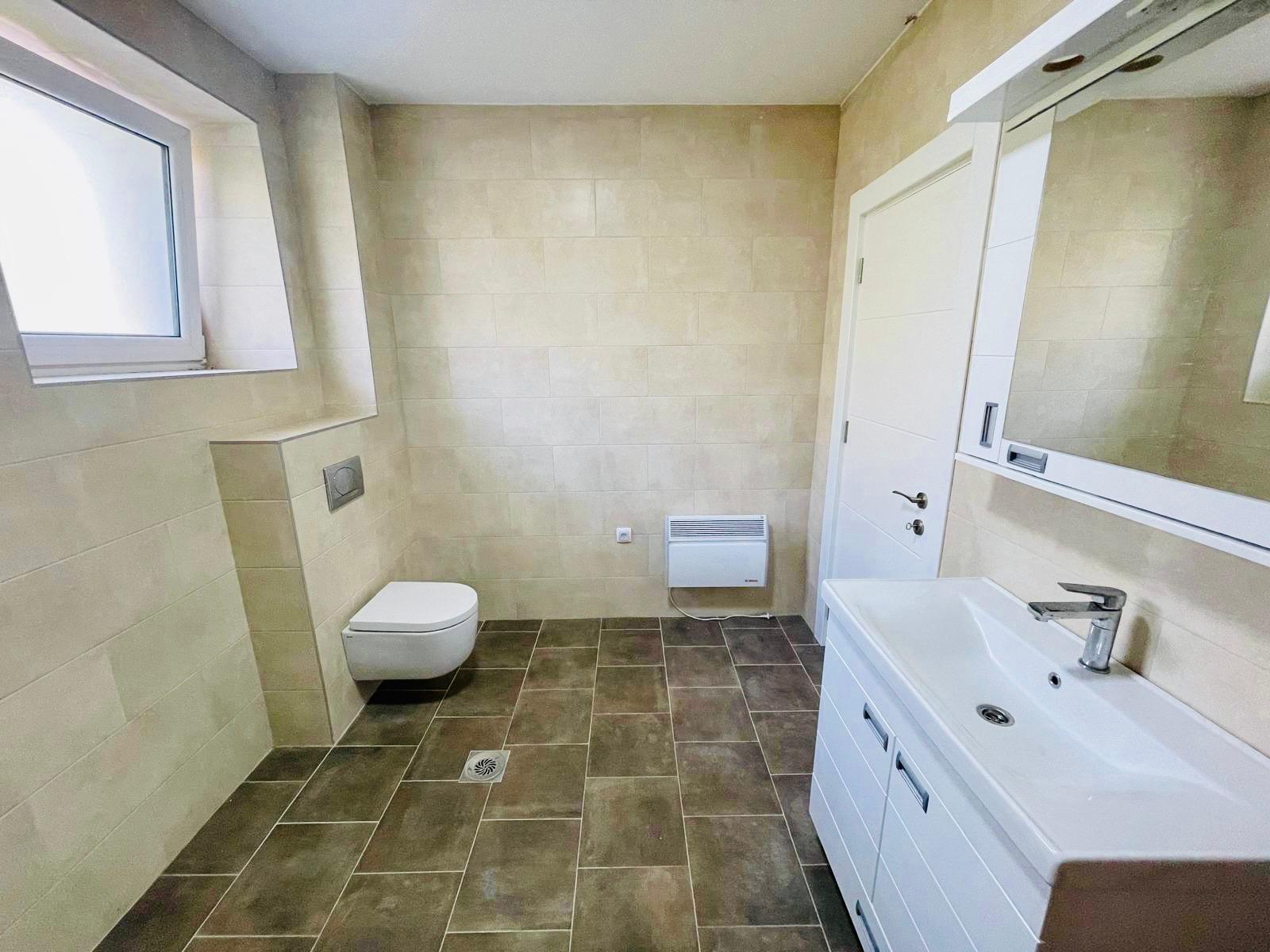 U mirnom okruženju prostran stan sa prelepom terasom 7