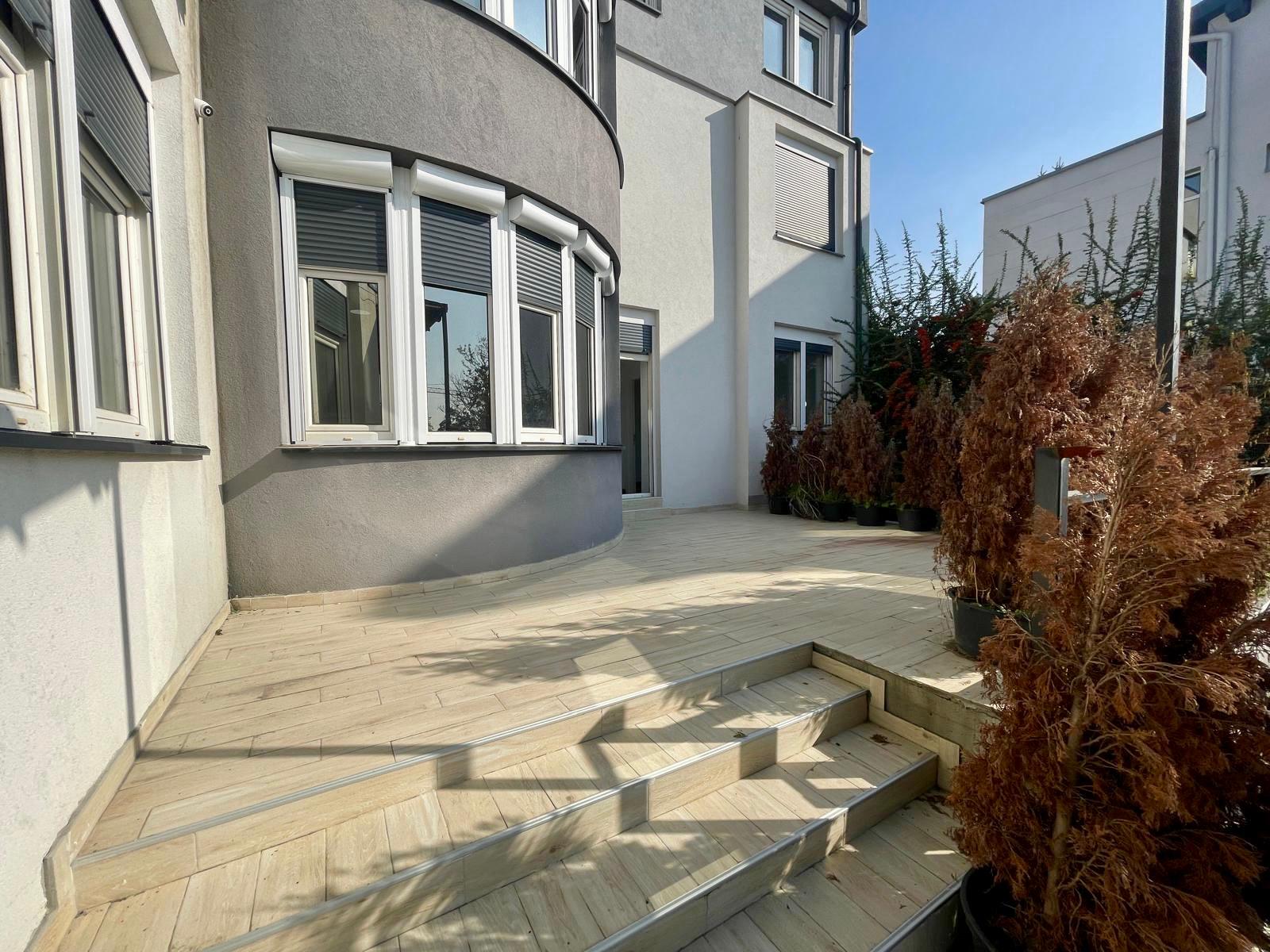 U mirnom okruženju prostran stan sa prelepom terasom 10