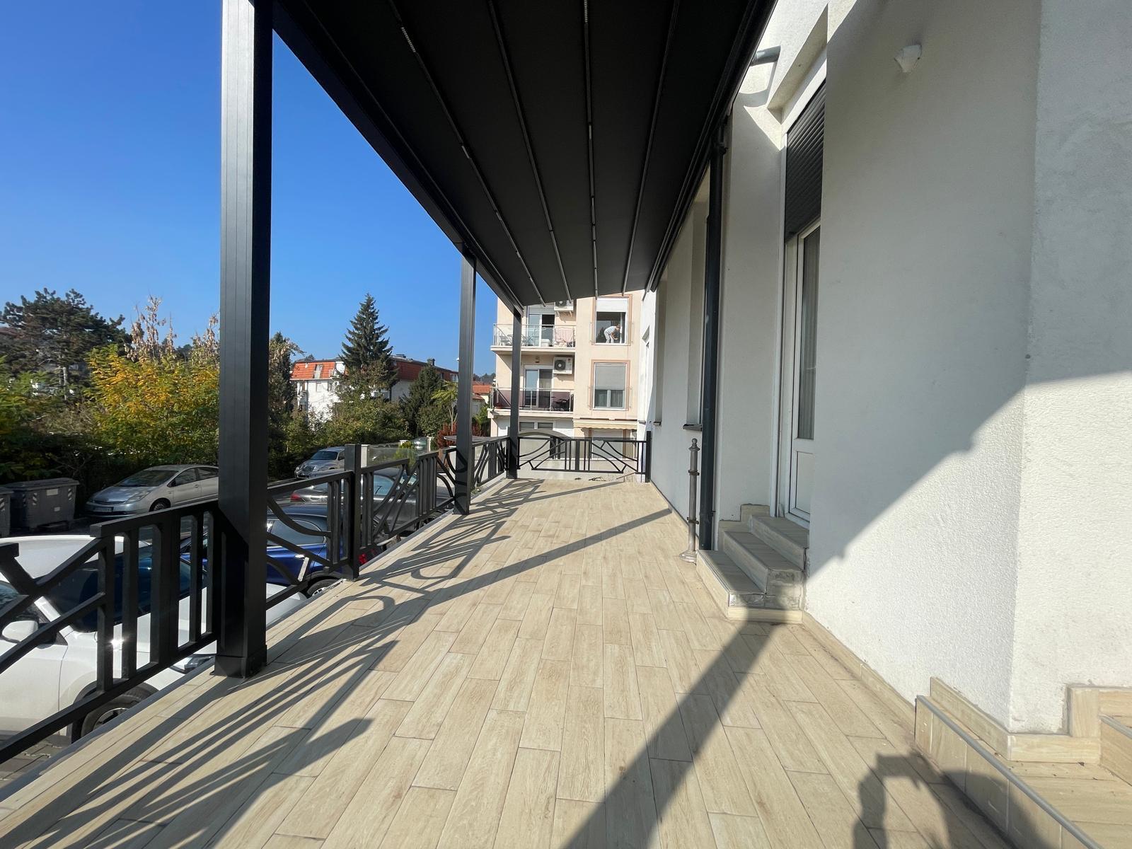 U mirnom okruženju prostran stan sa prelepom terasom 9