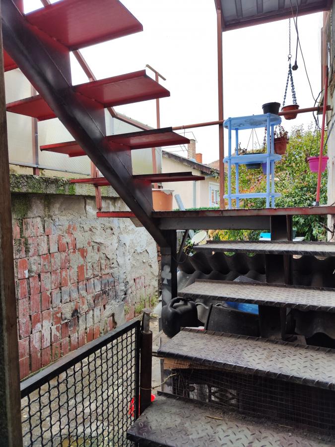 Stan u kući na Levču  od 72m2 na gradskoj lokaciji po ceni jednosobnog stana 18