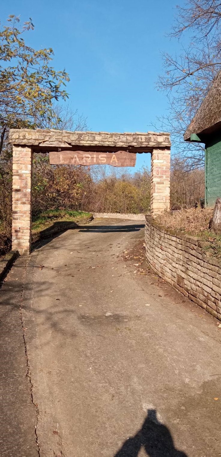 Krcedin  Prodaje se vikendica sa kaminskom kucom i vocnjakom 1