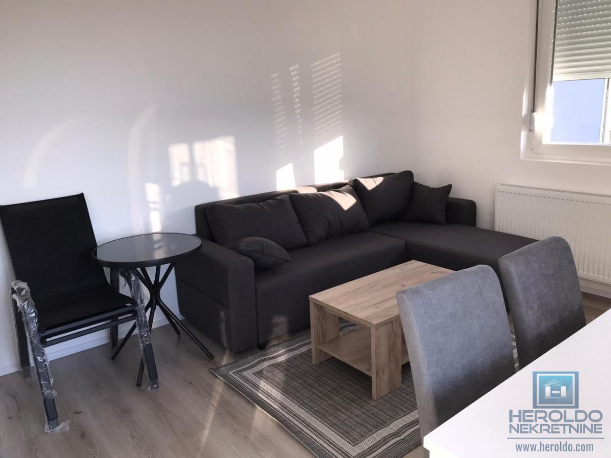 Stan u centru na cetvrtom spratu 2