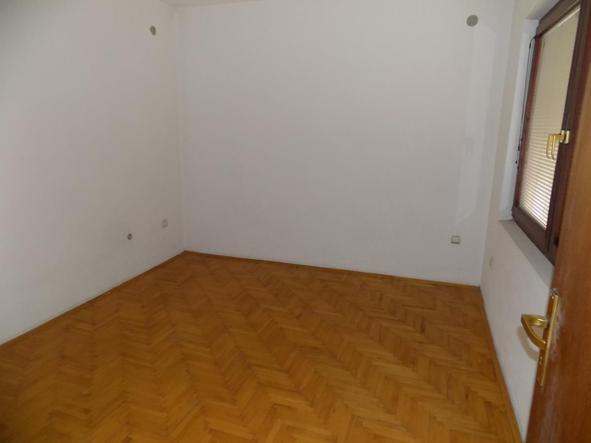 Prostrana kuća na prodaju 14