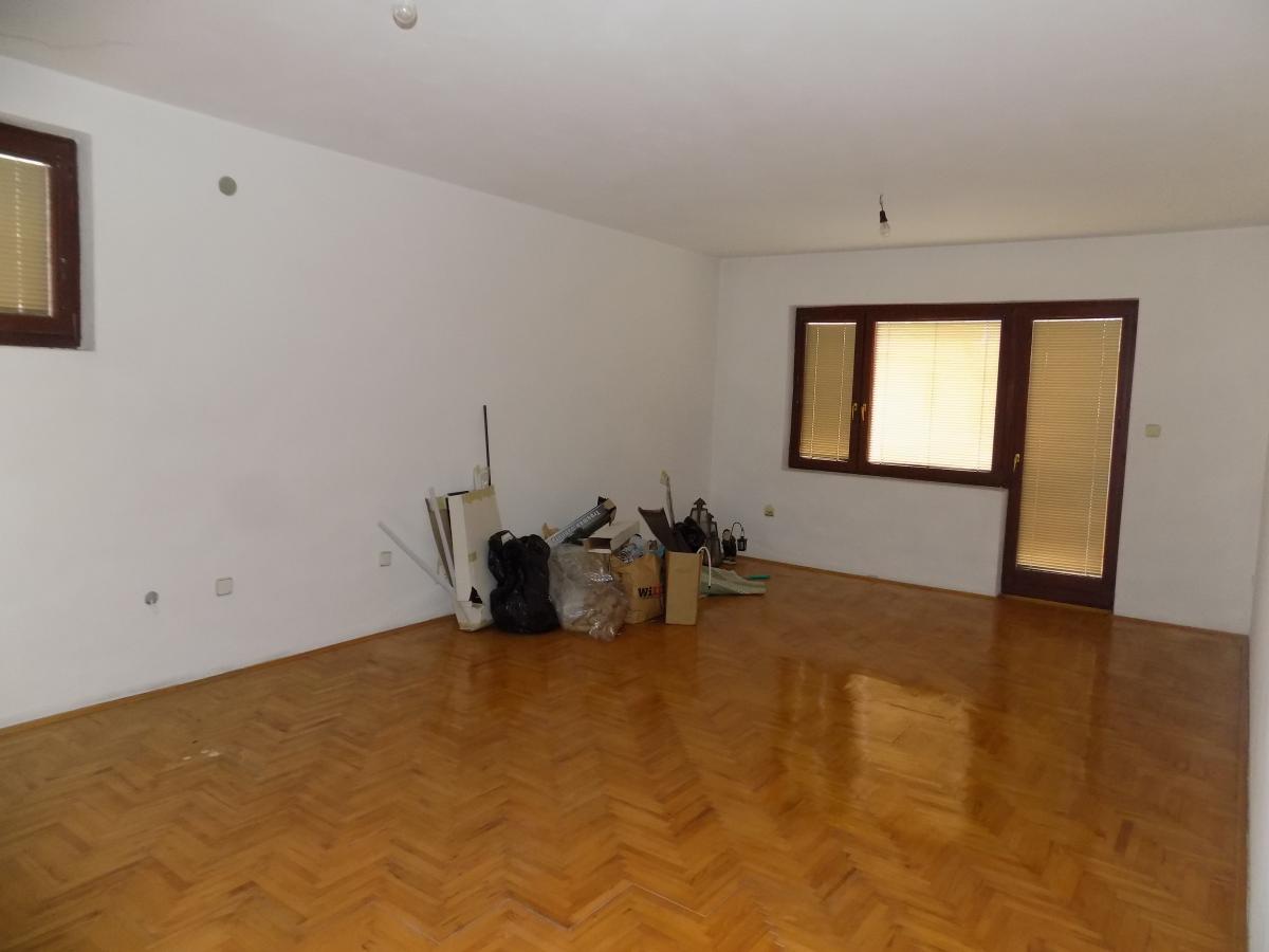 Prostrana kuća na prodaju 15