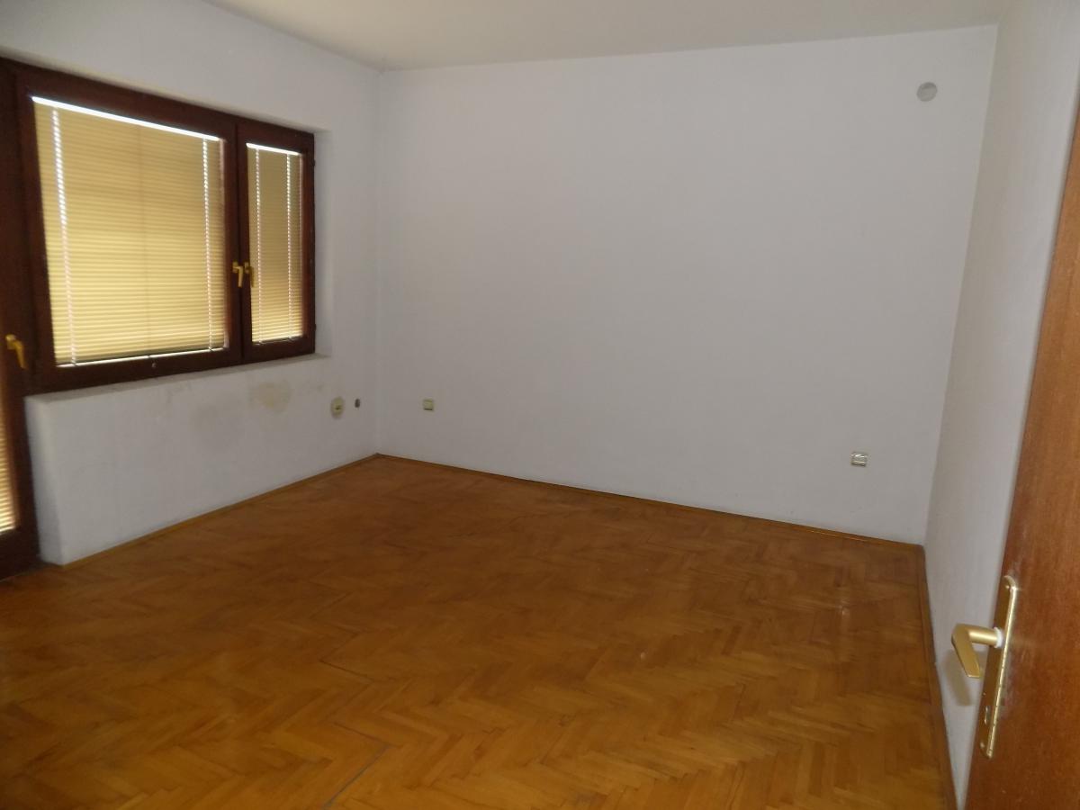 Prostrana kuća na prodaju 16