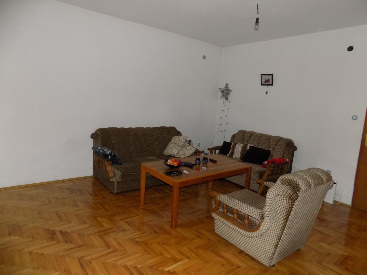 Prostrana kuća na prodaju 8